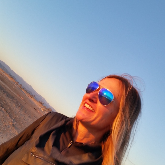 Back in Fashion Action! Shop on! - Picture 5 of 8